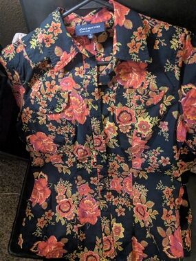 Jones New York Black Shirt with Red and Orange Floral Print Size small Women